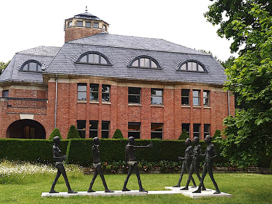 das Haus Schulenburg mit Geschlechterkampf im Vorgarten