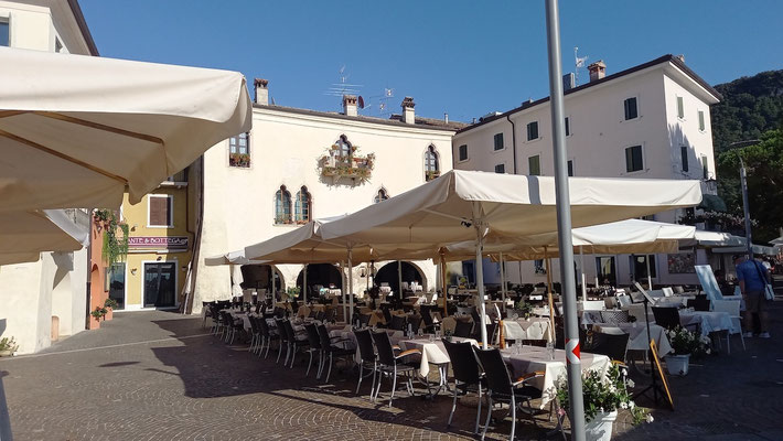 jeder Platz bietet Raum für Cafés und Restaurants