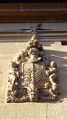 immer noch finden sich an einigen der al Paläste gekennzeichneten Häuser diese kunstvoll verzierten Wappen