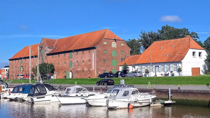 historischer Hafen mit großem Museum/Veranstaltungsort