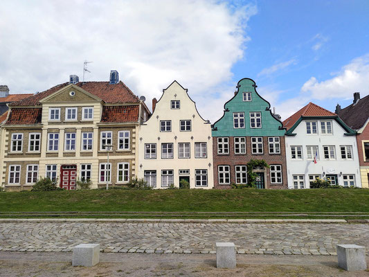 geschlossene Häuserzeile am alten Hafen