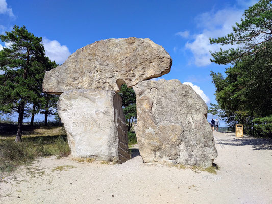 Steinskulptur am Zugang zum Kap