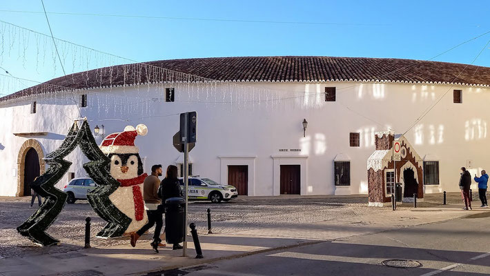 Weihnachtsdeko vor der Plaza de Toros