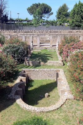 Garten mit damals unverbautem Meerblick
