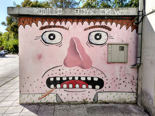 Straßenkünstler zeigen die Zähne