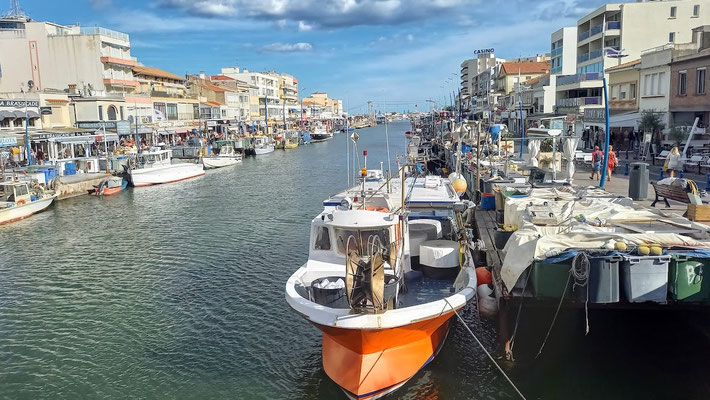 rechts liegen die Boote der Fischer, links die fürs Freizeitvergnügen