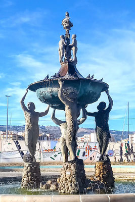 Brunnenskulptur vor dem Hafen