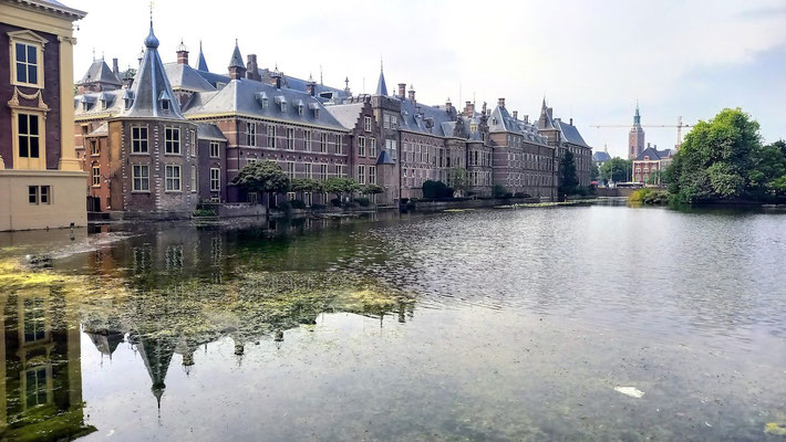 Regierungs- und Parlamentssitz "Binnenhof" mit Blick auf's die Gracht