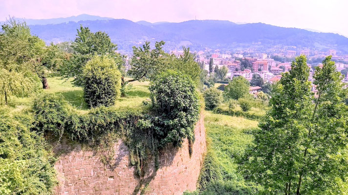 Blick von der hohen Festungsmauer