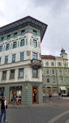 geometrisches Muster unter dem Dach