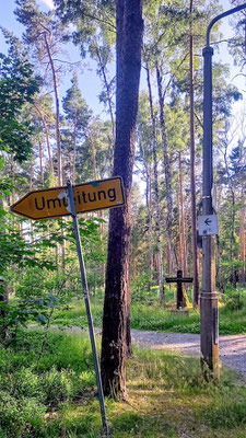soll das ein Witz sein? Umleitung mitten im Wald