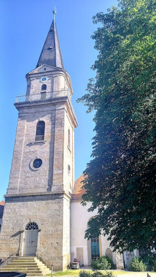 hinter dem Rathaus ein schattiger Innenhof mit der evangelischen Kirche