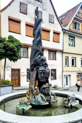 der Narrenbrunnen, einer von vielen Springbrunnen in der Stadt