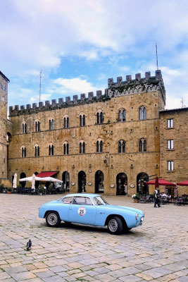 Oldtimer vor altem Gebäude