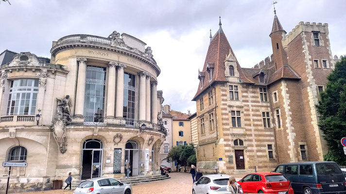 Theater und Museum nebeneinander