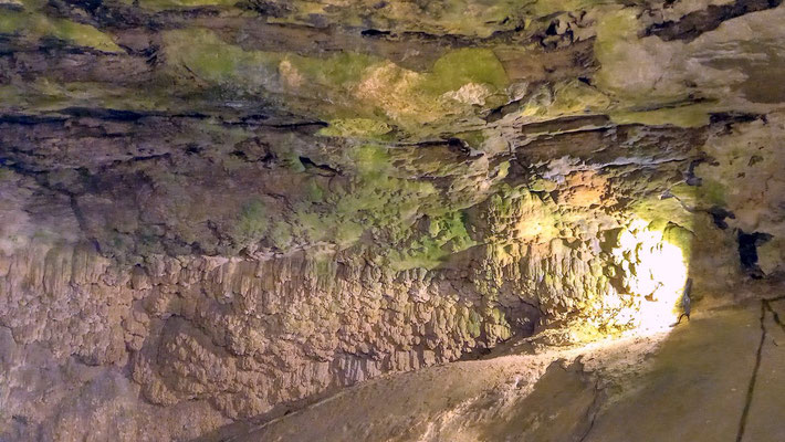 beeindruckend die bis zu 26 m tiefen Höhlen im Kalksandstein unter dem alten Gemäuer