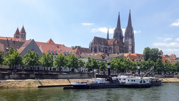 Blick von der Donaubrücke auf den Bootsanleger