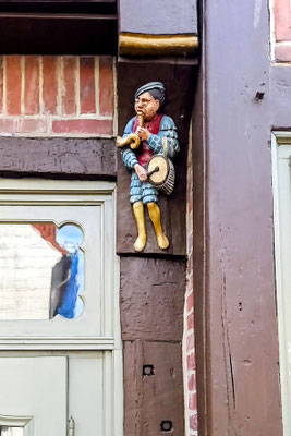 die Fassade eines alten Fachwerkhauses ist voll von solchen Figuren