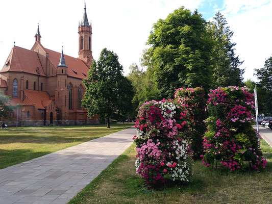 solche üppigen Blumenschmuck treffen wir noch öfter an in Litauen