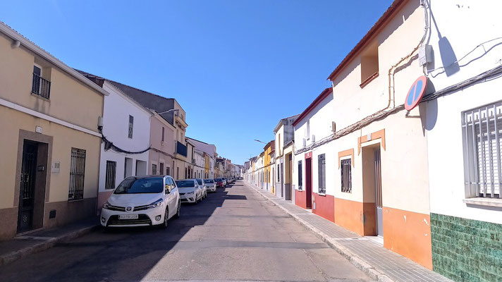 eine der schnurgeraden Straßen in der Vorstadt