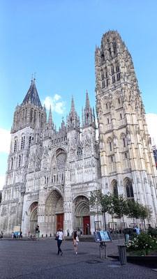 Westfassade mit "Butterturm" rechts