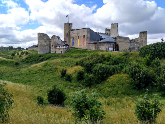 Ansicht der Burg beim Rundgang über den Hügel zur Skulptur