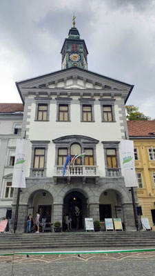 vor dem Hauptportal des Rathauses wird ein Konzert junger Leute vorbereitet