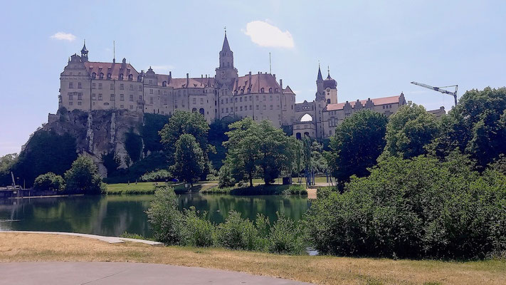 von allen Seiten gut sichtbar thront das Schloss auf einem Kalksteinfelsen