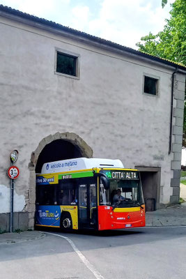 die Linie 1 brachte uns oben durchs Tor