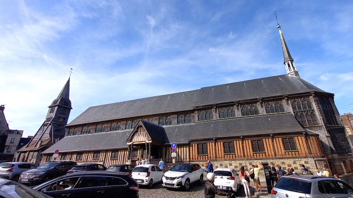 das Hauptgebäude der Kirche mit dem für die Normandie typischen Fachwerk, links der abgetrennte Turm