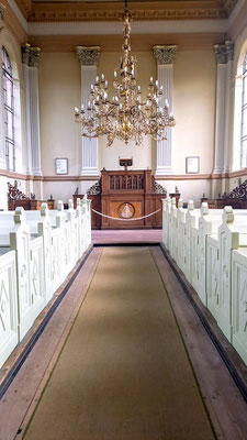 selten helles Kirchenschiff mit normalem Fensterglas