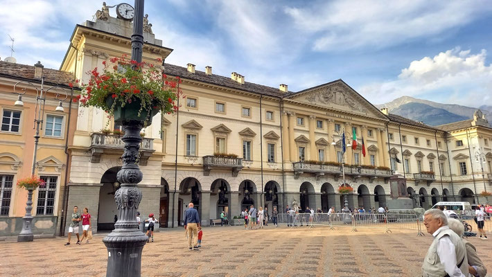 das Rathaus mit viel Platz davor, bei unserem Besuch flitzten Kinder unter Aufsicht mit Fahrrädern durch einen Parcours