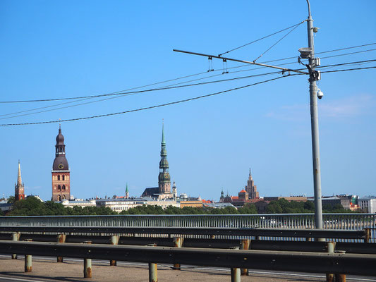 der Blick nach rechts von der Brücke zur Altstadt