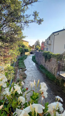 auf dem Weg vom Stellplatz zum See überquerten wir diesen Kanal