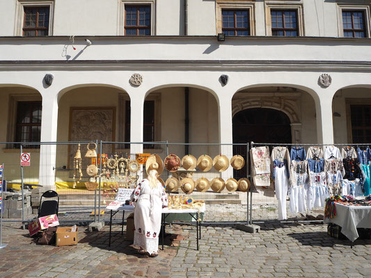 der Innenhof wird genutzt für den Verkauf von Handarbeiten aus der Region ...