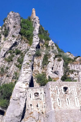hoch oben auf diesen Felsen liegt die Zitadelle