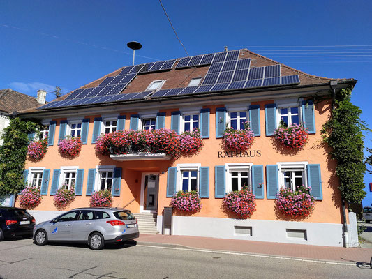 beim Rathaus von Sasbach wurde die Fassade klassisch geschmückt und das Dach innovativ bestückt