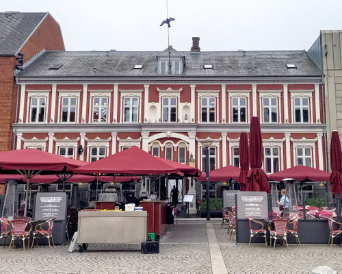 diese Restaurant-Terrasse wurde farblich auf das Gebäude abgestimmt