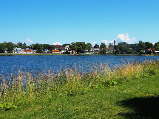 Blick über einen Wasserarm auf einen Teil des Stadtkerns