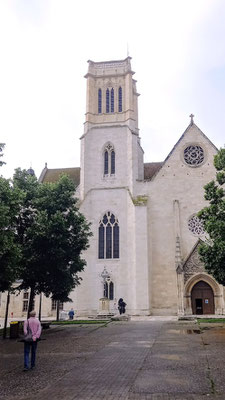 die Kathedrale St. Caprasius ist außen sehr hell 