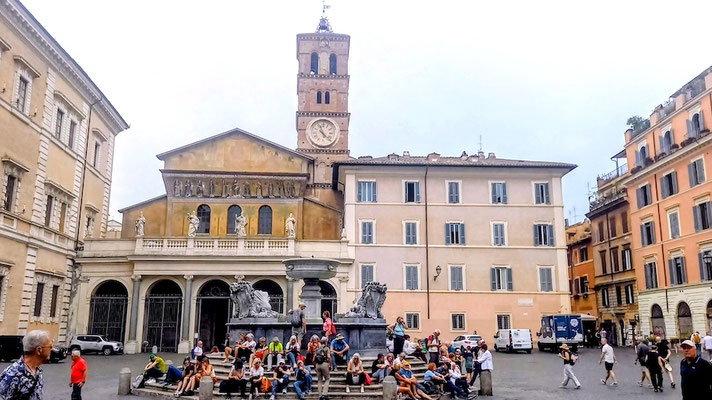 Piazza Santa Maria mit der ältesten Marienkirche Roms