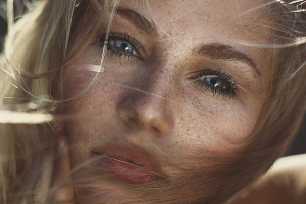 Fotografo fashion Torino - modella ritratto sfondo colorato arte