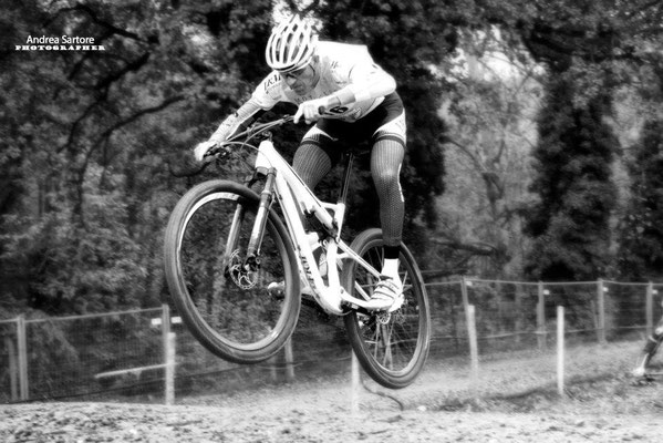 Fotografo motocross - pilota in salto spettacolare