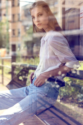 Fotografo moda Torino - campagna brand scarpe modella dinamica