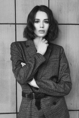 Fotografo fashion Torino - modella ritratto luce naturale finestra
