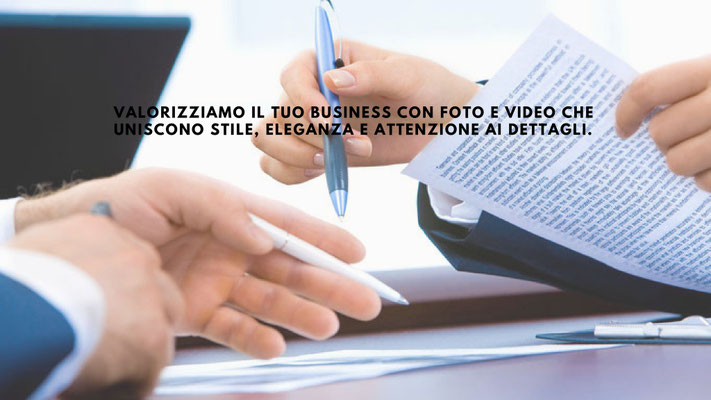 Fotografia commerciale - prodotto cosmetico siero su sfondo scuro