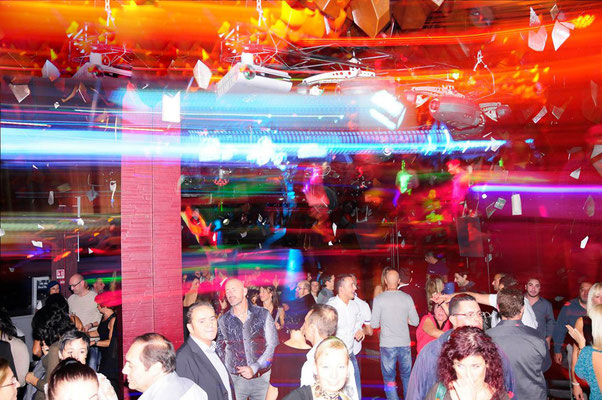 Fotografo eventi Torino - serata discoteca DJ console luci colorate