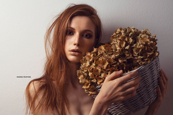 Shooting fashion - modella in posa dinamica location urbana Torino