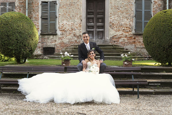 Fotografo professionale Torino - abbraccio sposi cerimonia nuziale