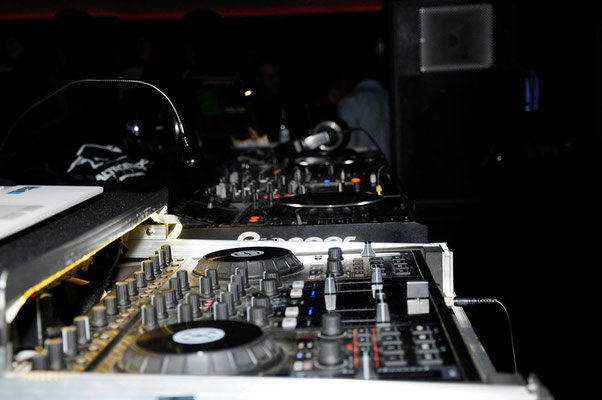 Fotografo nightclub Torino - pubblico che balla serata evento